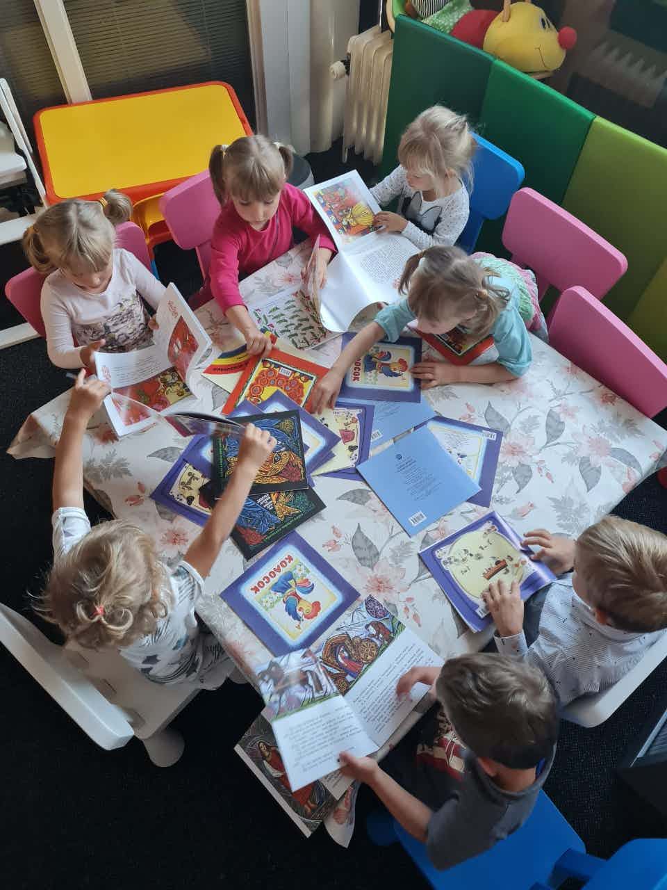 Ukrainian kids in Dutch orphanage reading our books